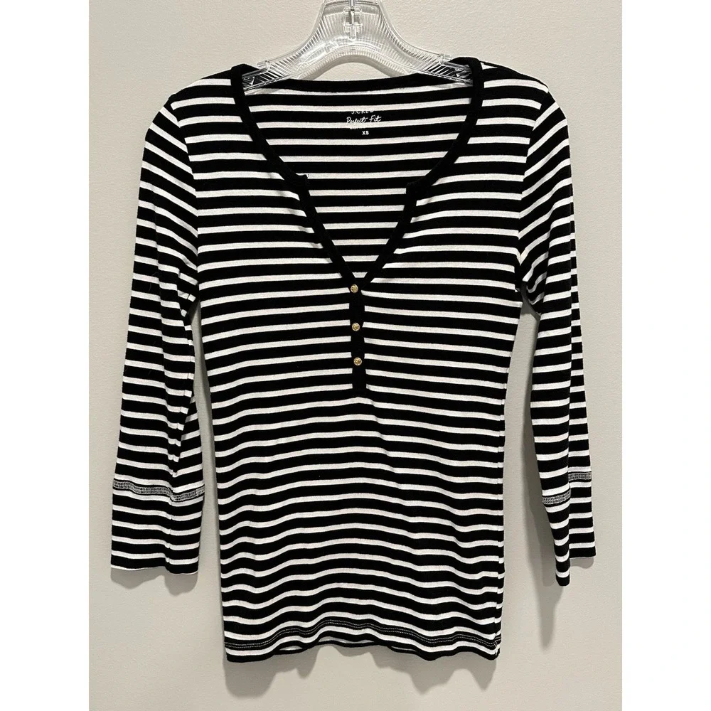 J.‎ CREW Perfect Fit Black & Cream 3/4 Sleeve Buttoned V-neck; Size XS